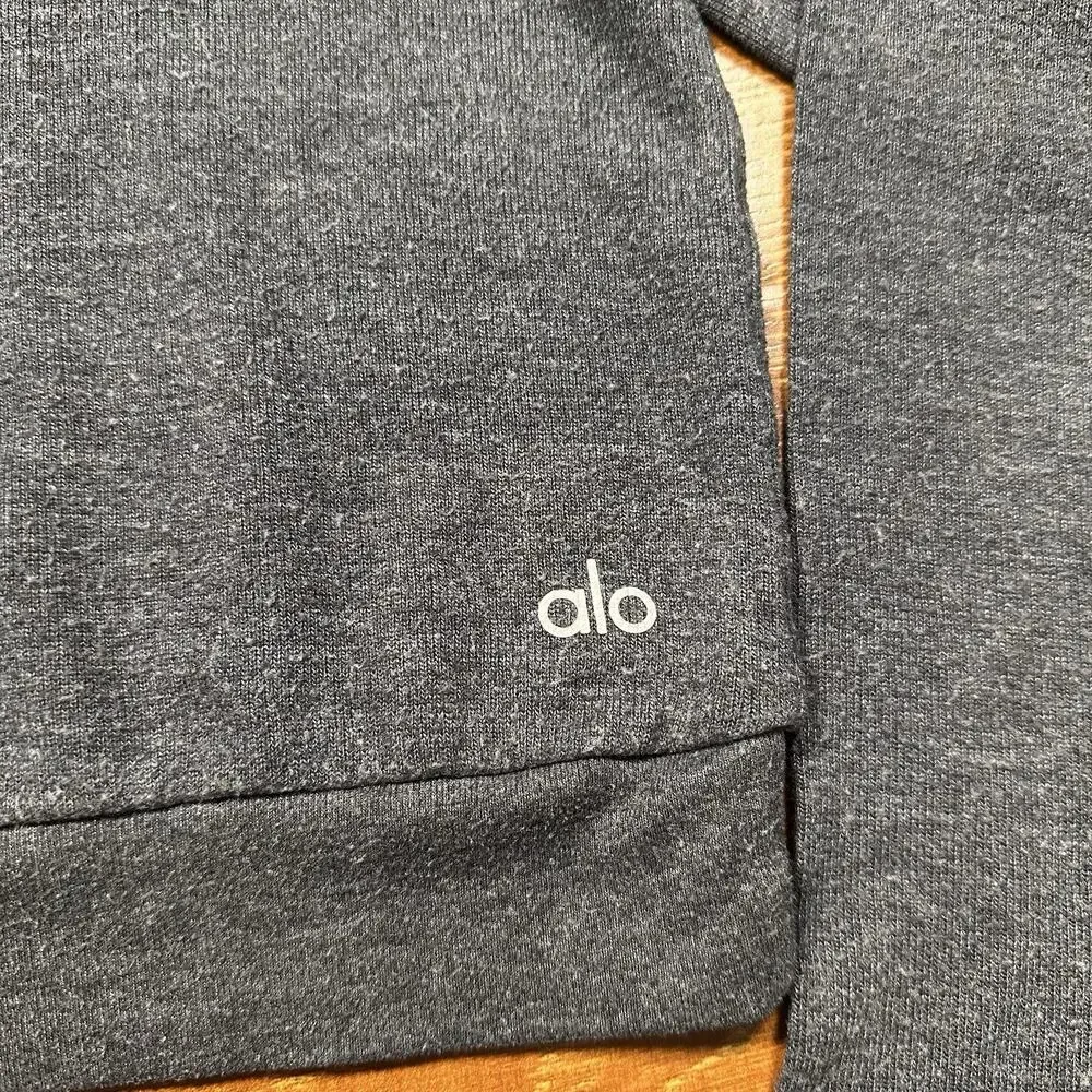 ALO Yoga signs use